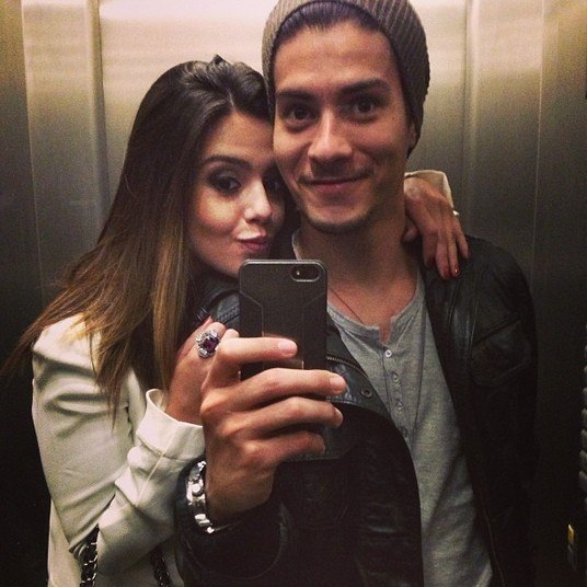 Arthur Aguiar e Giovanna Lancellotti não estão mais namorando, mas quando começaram a se relacionar, ela sofreu com críticas de algumas fãs dele. Tudo porque, essas fãs gostariam que ele voltasse a namorar com Lua Blanco. Só que, por conta disso, xingaram Giovanna de tudo quanto é nome feio