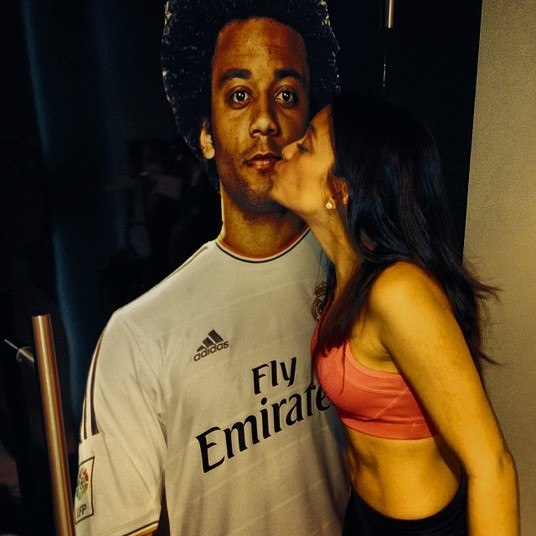 Mesmo quando não está com ele, Clarice mostra o seu amor pelo atleta