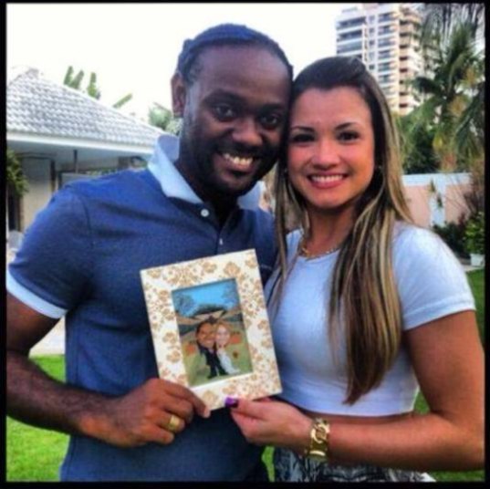 O artilheiro do amor namora com a bela Lucilene Pires