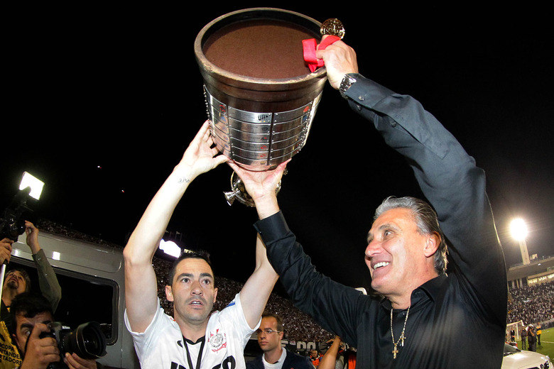 Pelo Corinthians, Tite conquistou a inédita Copa Libertadores (foto) e o Mundial de Clubes em 2012, além do Brasileirão de 2011, o Paulista e a Recopa Sul-americana em 2013. Ao deixar o clube alvinegro, ele recebeu um enorme carinho dos torcedores e deixou em aberta a possibilidade de retornar à equipe no futuro