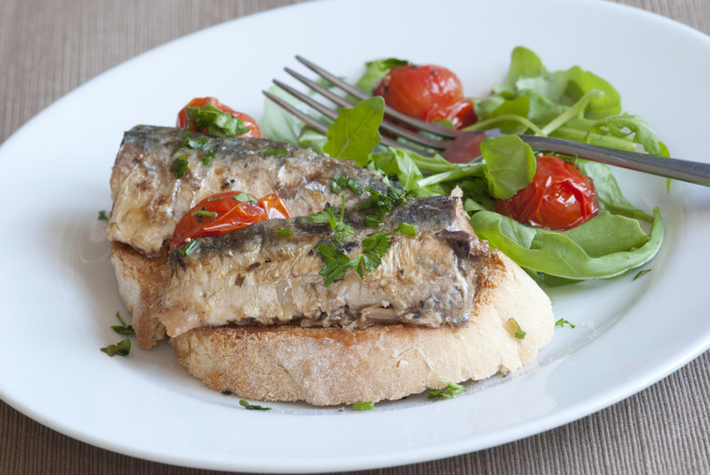 Segundo a nutricionista Ângela
Camargo, de São Paulo, é importante ter o peixe como proteína na dieta e,
assim, variar entre carnes de boi, porco e frango.

— Proteínas são sempre bem vindas à dieta. No
caso do peixe, é sempre importante variar a dieta. A sardinha é uma opção
saudável que deve ser consumida sim