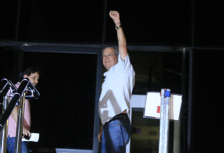 Dirceu repete gesto de Genoino ao se entregar na sede da Polícia Federal em São Paulo