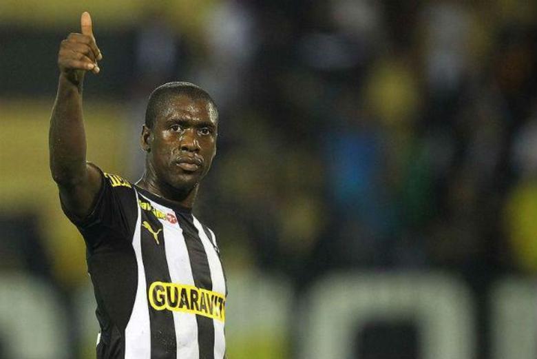 Um deles é o Botafogo e, segundo o agente de Neílton, o holandês Seedorf (foto) pode ser o contrapeso da balança a favor dos cariocas.— O jogador gosta muito do Seedorf e na hora da negociação isso pode pesar na cabeça do Neilton