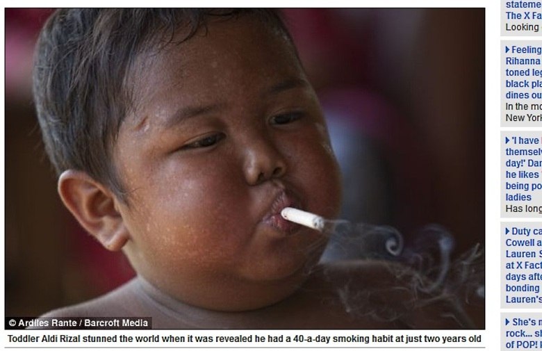 Com
apenas dois anos de idade, o pequeno Aldi Rizal, de Sumatra, na Indonésia,
chocou o mundo ao ser fotografado fumando cigarro. Agora, aos
cinco anos e ex-fumante, o menino adquiriu um novo vício: comer. As informações
são do site Daily Mail desta segunda-feira (18)Cigarro eletrônico pode salvar milhões de vidas, dizem especialistas