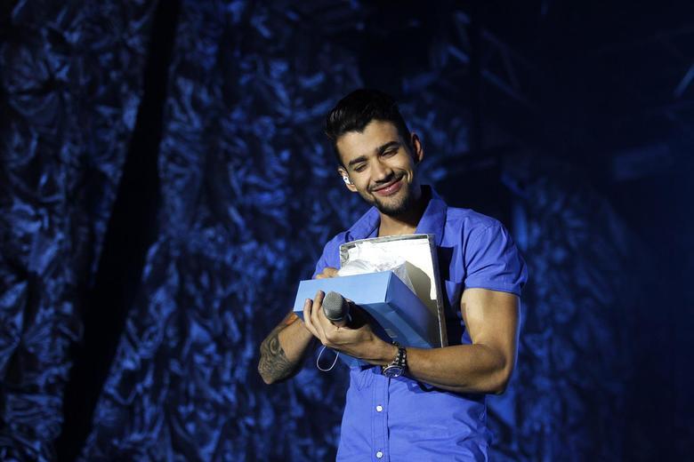 Gusttavo Lima ganhou um presente das fãs durante o show