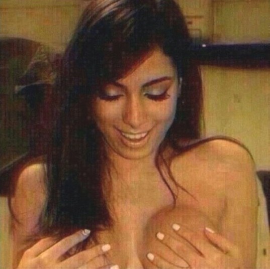 ANITTA<br /><br />Anitta teve o celular roubado e<br />não demorou muito para ter algumas fotos circulando pela internet como se<br />fossem da poderosa. A assessoria de imprensa da funkeira confirmou que a foto<br />era da cantora. No entanto, a própria Anitta negou.  Ela desabafou e<br />revelou ao R7 que a menina da foto não tem nenhuma<br />celulite, algo que ela tem de sobra pelo corpo.<br /><br />— Sobre a foto dos seios, gente... Foi uma foto que pegaram e colocaram duas<br />meninas na foto. Não sou eu. Fiquei um pouquinho chateada, mas reparando bem<br />você percebe que não tem nenhuma tatuagem minha e eu tenho seis, além das<br />minhas celulites. As meninas da foto não têm uma...