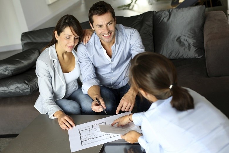Com o mais alto salário entre as oportunidades para empregar
profissionais sem formação superior, dez postos de trabalho para trabalhar como
corretor de imóveis em São Paulo estão abertos. A função exige ensino técnico
em transações imobiliárias e possibilidade de ganhos de até R$ 50 milSaiba mais em R7 Empregos