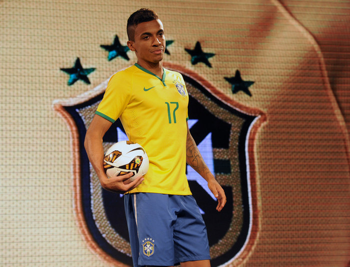 Luiz Gustavo, homem de confiança no meio-campo e Felipão, ganha nada menos do que R$ 8 milhões por temporada, cerca de R$ 660 mil por mês