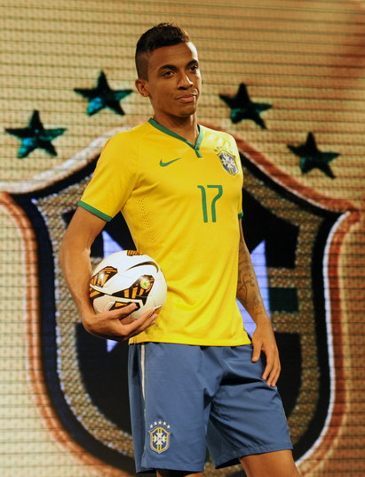 A anfitriã da Copa 2014 já tem seu uniforme. A seleção brasileira apresentou neste domingo (24), no Forte de Copacabana, no Rio, o manto para o Mundial. O volante Luiz Gustavo foi o modelo para divulgar o material— É uma honra vestir a camisa da nossa Seleção. Fico feliz pela oportunidade de representar aqui milhares de jogadores que querem disputar a Copa do Mundo. Vou ter essa oportunidade e darei o meu melhorVeja mais do uniforme da seleção brasileira