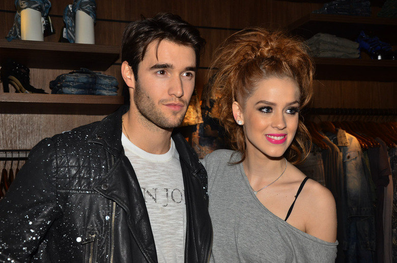 Como boa fã, Sophia Abrahão tietou de perto Josh Bowman e posou para fotos ao lado do Daniel de Revenge. Depois da beleza do ator, o que mais chama atenção é o penteado da ruivinha. E aí, você aprova?