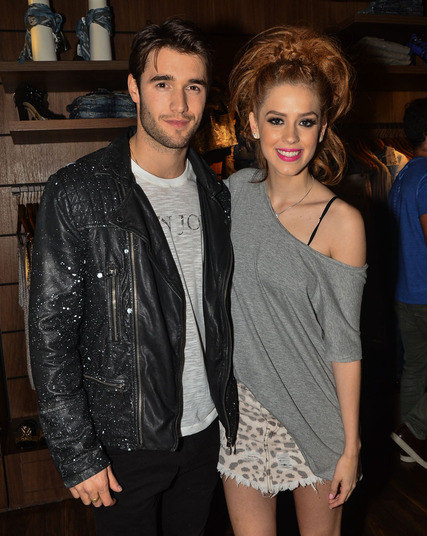 Outro look da atriz que decepcionou foi justamente o que ela escolheu para conhecer o ator Josh Bowman, da série internacional Revenge. É um rabo de cavalo armado com tranças, cachos e... Alguém entendeu o que está rolando aí?