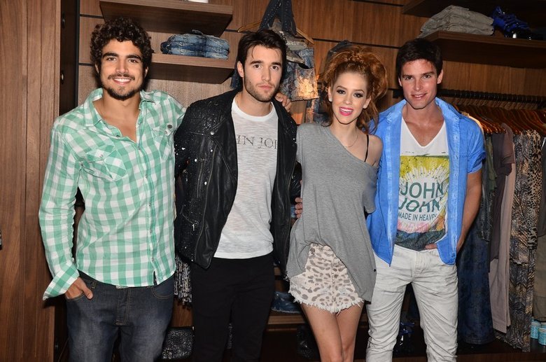 Além de Sophia e Josh Bowman, o evento contou com a presença de Jonatas Faro e Caio Castro