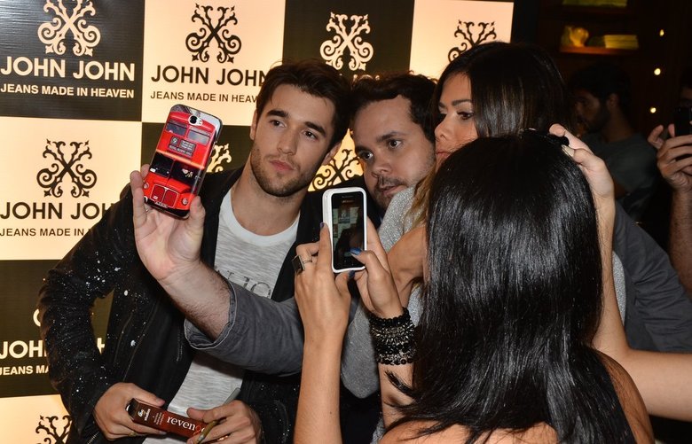 A chegada de Josh Bowman causou tumulto em São Paulo. Fãs e jornalistas se aglomeravam para tentar falar com o ator, que não conversou com a imprensa durante o evento