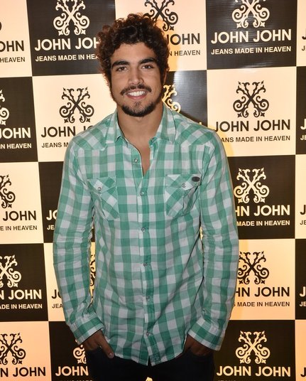 Apesar do sorriso simpático, Caio Castro ignorou parte da imprensa durante o evento e conversou apenas com veículos selecionados. O ator de Amor à Vida, que será papai, se recusou a falar com os repórteres na saída do tumultuado evento