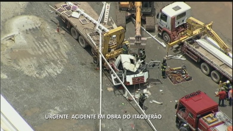 Uma das vítimas do acidente que morreram estava em um dos caminhões que auxiliavam nas obras do estádio. O lado do motorista da cabine foi atingido por uma estrutura metálica Uma das vítimas do acidente que morreram estava em um dos caminhões que auxiliavam nas obras do estádio. O lado do motorista da cabine foi atingido por uma estrutura metálica