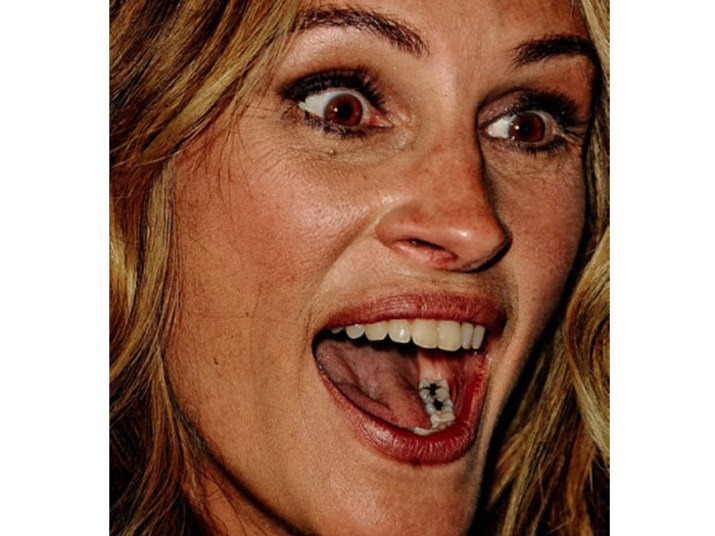 Olhem que flagra Julia Roberts teve que encarar! Os fotógrafos conseguiram mostrar por seus cliques dois pontos pretos — gigantes — nos dentes da atriz. O que será que ela pensou quando viu esta imagem?