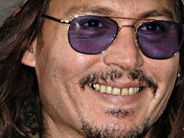 O ator Johnny Deep, que faz o público feminino rir com a saga Os Piratas do Caribe, não cuida muito dos dentes. Além de amarelos, eles não chamam a atenção de ninguém pela beleza