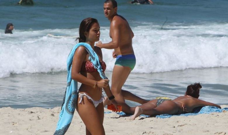 A morena atraiu olhares ao deixar a praia em Ipanema