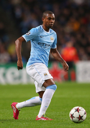 Os números da grana que Fernandinho ganha no Manchester City são semanais. A cada sete dias, o volante recebe cerca de RS 300 mil, o que dá cerca de R$ 1,2 mi por mês