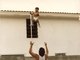 É bom que ele esteja jogando esse bebê pra cima, porque se ele pulou de cima da casa, a gente TEM que encontrar essa criança pra entrevistar