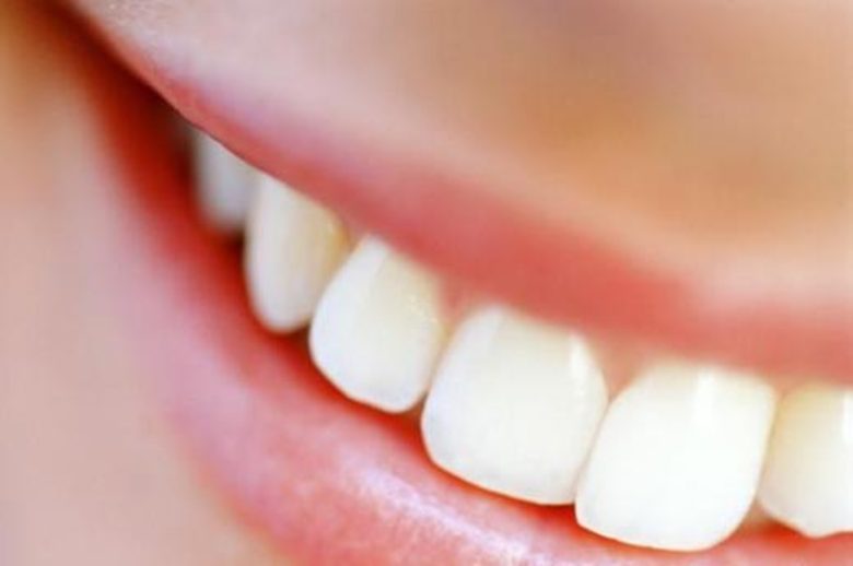 Quem não quer olhar se no espelho e exibir um sorriso bonito? Para isso, além dos cuidados diários, alguns alimentos podem ajudar a limpar e fortalecer os dentes.  O cirurgião-dentista Mario Groisman, membro da Academia Brasileira de Odontologia, lista cinco alimentos benéficos à saúde bucalFamosos pagam até R$ 3.000 em lente para deixar dentes perfeitos