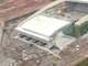 A sede paulista da Copa do Mundo também sofreu com imprevistos e não conseguiu ser entregue no prazo - dezembro de 2013. Devido ao acidente que vitimou dois operários em novembro,&nbsp;o Corinthians e a construtora Odebrecht precisaram de mais tempo para reparar a área danificada pela queda do guindaste e prometeram inaugurar a Arena em 15 de abril. Além da reforma da cobertura, faltam ainda pequenos detalhes de acabamento.&nbsp;O grande problema, no entanto, diz respeito à estrutura móvel, que deve receber 20 mil assentos. O Corinthians já avisou que não irá bancar sozinho os cerca de R$ 30 milhões estimados para a construção da arquibancada provisória e depende agora de ajuda do Governo ou da inciativa privada para ser confirmado como palco da partida entre Brasil e Croácia, em 12 de junho