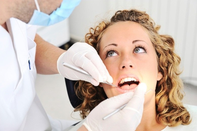 

Dentes que apresentam fraturas ou lascados deixam a
dentina exposta e provocam a dor quando a pessoa come alimentos
gelados

