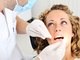 

Dentes que apresentam fraturas ou lascados deixam a
dentina exposta e provocam a dor quando a pessoa come alimentos
gelados

