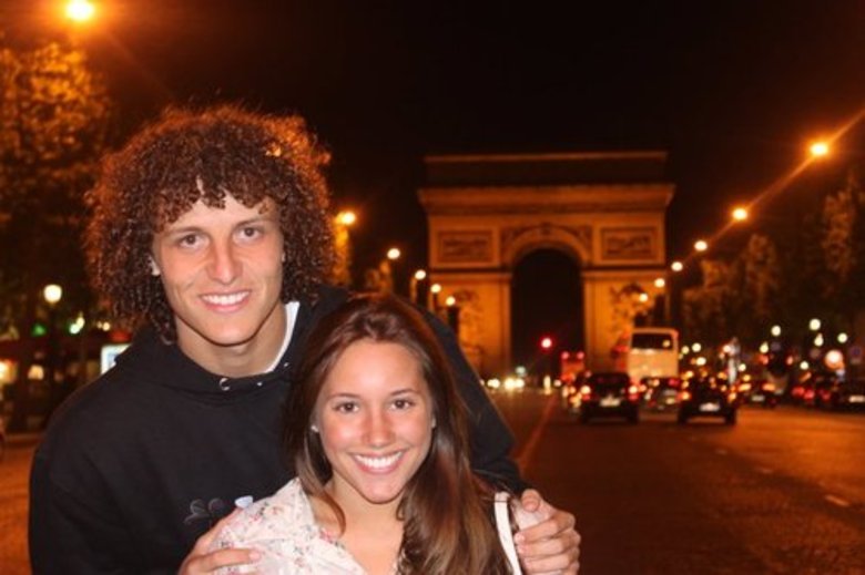 Nem em Paris, o casal se desgruda... Parece que a paixão de David Luiz e Sara é realmente verdadeiro