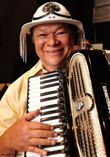 Em julho, foi a vez do cantor, compositor e sanfoneiro Dominguinhos sair de cena, deixando o som da sanfona mais triste ecoando no coração dos brasileiros. Após quase sete meses internado em coma no hospital Sírio-Libanês, em São Paulo, o cantor não resistiu a complicações infecciosas e cardíacas. Dominguinhos morreu aos 72 anos após quase sete anos lutando contra um câncer no pulmão, resistindo a duros tratamentos e a consequência da doença