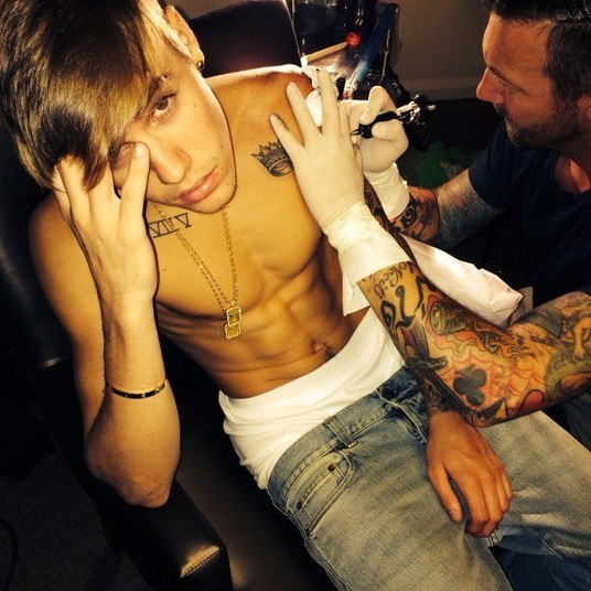 Ainda na Austrália, Bieber chegou a ser detido pro desrespeitar autoridades em um aeroporto. O cantor foi liberado logo em seguida, mas recebeu um aviso por uso inapropriado de linguagem com policiais