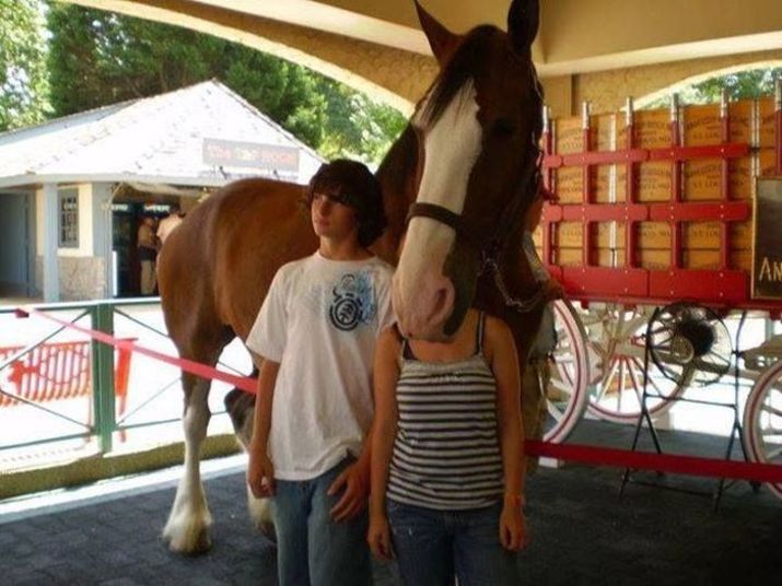 Essa menina ficou com cara de cavalo na foto