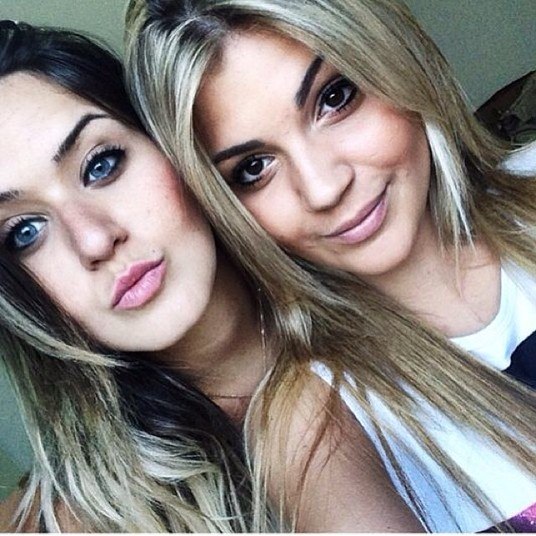Anny Alves e Laryssa Oliveira, este é o nome das duas mineiras de Ipatinga que provocaram a crise no namoro de Bruna Marquezine e Neymar. As duas viajaram para Barcelona, a convite do jogador, e a atriz descobriu a escapada do namorado. O relacionamento dos dois está abalado por causa delas! Veja mais fotos das amigas que ameaçam Bruna MarquezineAmigas inseparáveis, Laryssa e Anny vão a vários eventos juntas e fazem declarações de amor nas redes sociais