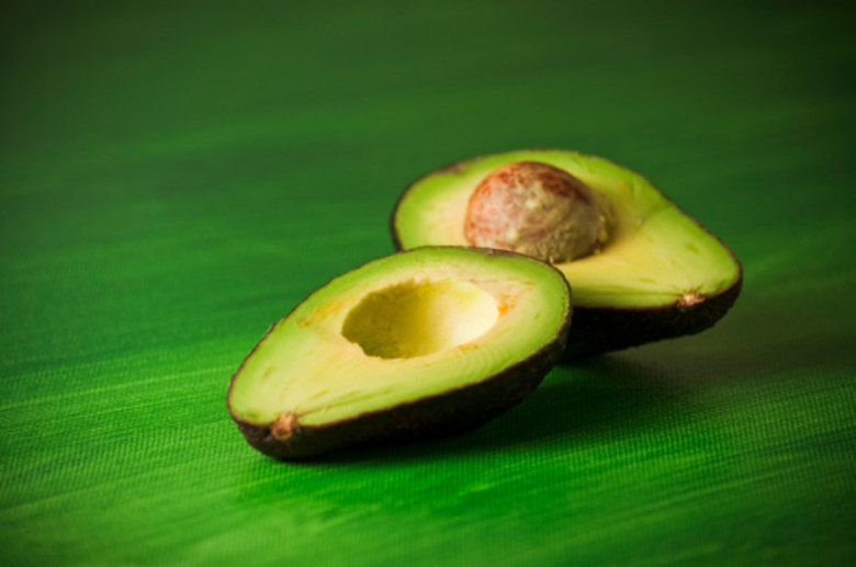 AbacateVisto como um superalimento por muitos profissionais, o abacate também ajuda no funcionamento do sistema digestivo e na produção de glutationa, substância antioxidante