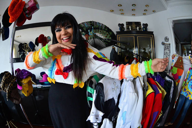 Com oito anos apresentou, na capital baiana, um programa infantil chamado Parquinho - Um Show de criança, na TV Itapoan. A apresentadora levou ao ar outras atrações, por essa mesma emissora, tais como Domingo Show de Criança, Vídeo Jovem e o Clube do Mickey. Aos doze anos de idade, Mara comandou na extinta TV Tupi, sob a direção de Wilton Franco, o programa Aqui Agora (O Povo na TV), ao lado de Wagner Montes, Christina Rocha e Sérgio Mallandro. Com 15 anos, a artista entrou para o SBT, com os programas Vamos Nessa, TV Power, Sessão Premiada, Preço Certo, Show de Calouros, e foi repórter especial do programa Viva a Noite, de Gugu Liberato. Mesmo com tantos trabalhos desde pequena, Mara afirma que não achava puxada e cansativa essa rotina. — Não era difícil, porque a arte sempre foi divertida. A arte é divertida quando você não deixa como um fardo. Eu, ainda por cima, era criança e tudo é festa para criança. Quando o Silvio Santos me lançou, eu tinha acabado de completar 15 anos, foi quando eu vim para São Paulo