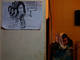 Nisha, uma jovem de 22 anos, também vítima de ataques com ácido, aparece ao fundo do escritório da ONG, em Nova Déli. Na parede, um cartaz com a frase 'parem os ataques com ácido'