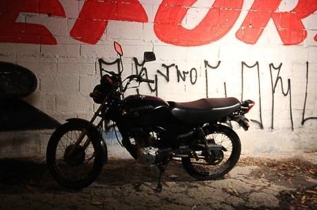 Policial levava namorada para casa de moto quando foi abordado por criminosos