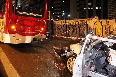 Após ser baleado, sargento bateu o carro em ônibus