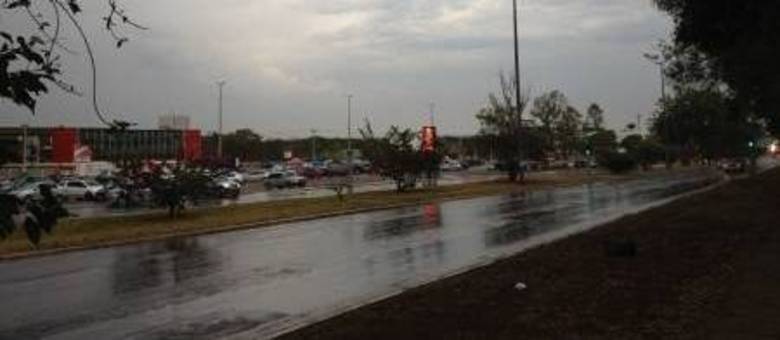 A quarta-feira (25) no Distrito Federal será de sol alternando com pancadas de chuva e possíveis trovoadas. Segundo a meteorologia, a temperatura máxima deve chegar a 27°C e a mínima deve ficar em 16°C. A umidade relativa do ar pode variar entre 49% e 80%