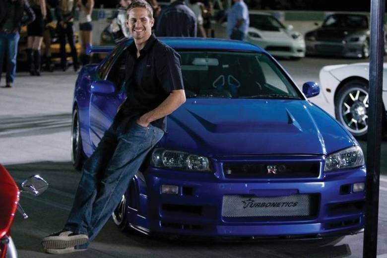 Um Nissan Skyline R34 com mais de dez anos de uso triplicou de preço em um classificado alemão nos últimos dias. O motivo é que o esportivo participou das filmagens do filme Velozes e Furiosos e foi pilotado por ninguém menos do que Paul Walker, ator norte-americano que morreu em novembro em um acidente de carro. A máquina tem uma história curiosa e é uma das poucas 'sobreviventes' da destruição promovida nas filmagens. Saiba mais nas próximas fotosQuer saber tudo sobre carros? Acesse www.r7.com/carros