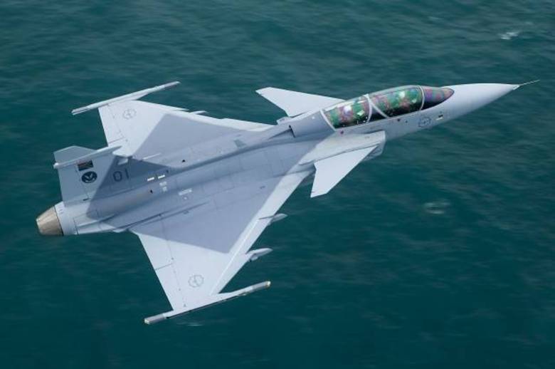 Após mais de dez anos de negociação, o governo brasileiro anunciou hoje a decisão de fechar acordo com a Suécia para a 
aquisição de 36 caças, modelo, Gripen NG, produzidos pela empresa Saab. O negócio foi estimado em US$ 4,5 bilhões (R$ 10,5 bilhões)