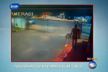 Câmera flagra momento que homem sai da empresa de cueca