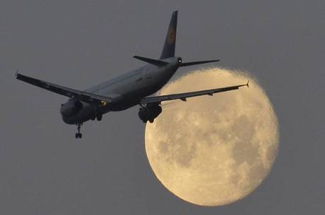 Menino teria fugido de casa, pulado a cerca do aeroporto de San José, na Califórnia, e entrado no avião