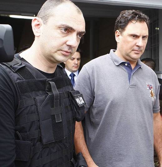 Borghetti será levado para o presídio em Joinville com os demais detidos. Ele chegou acompanhado de um advogado que informou que em nenhum momento esteve foragido, mas sim em casa. Por meio de redes sociais, o ex-vereador afirmou que não agrediu nenhum torcedor. Veja imagens da briga