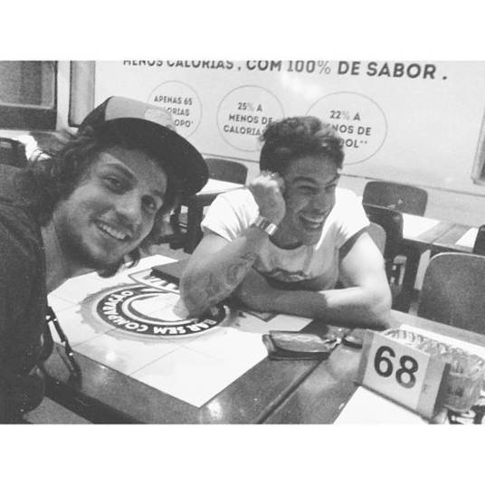 Quem não ama a dupla Chay Suede e Micael Borges? Depois de trabalharem juntos no projeto Rebelde, os dois se uniram e agora não se largam mais! Com estilos bem diferentes, eles se complementam. Sem contar que são lindos!