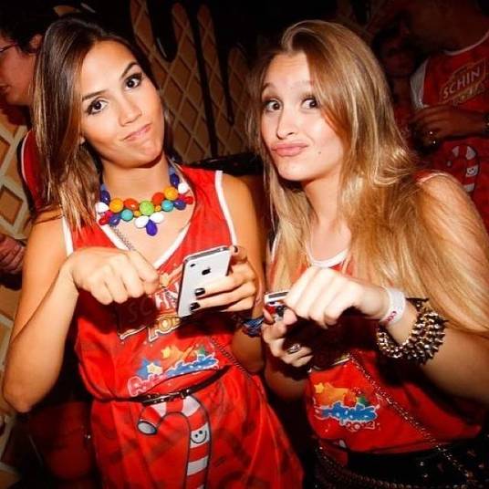 Outra dupla que se conheceu no projeto Rebelde foi Pérola Faria e Carla Diaz! Inseparáveis, as duas são vizinhas, viajam juntas, vão para a balada e até estudam na mesma faculdade. É muito amor, né?