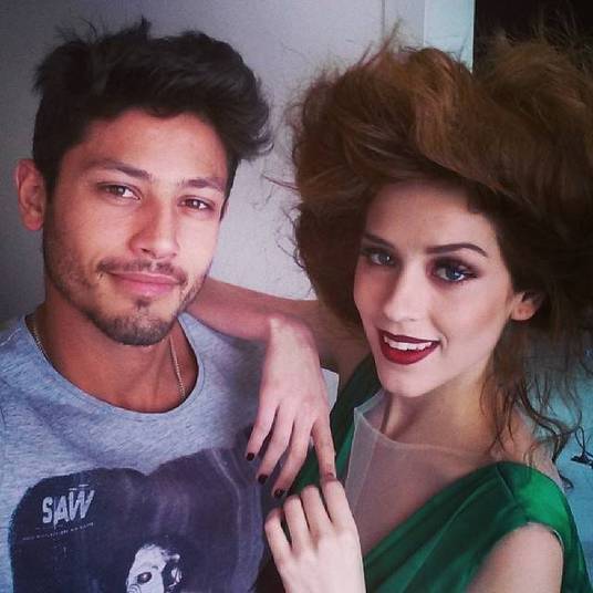 Este look de Sophia Abrahão foi feito para um ensaio fotográfico. Claro, no mundo da moda, é preciso ousar! Porém, o cabelo da teen ficou parecendo um ninho... Não rolou, Sophia!