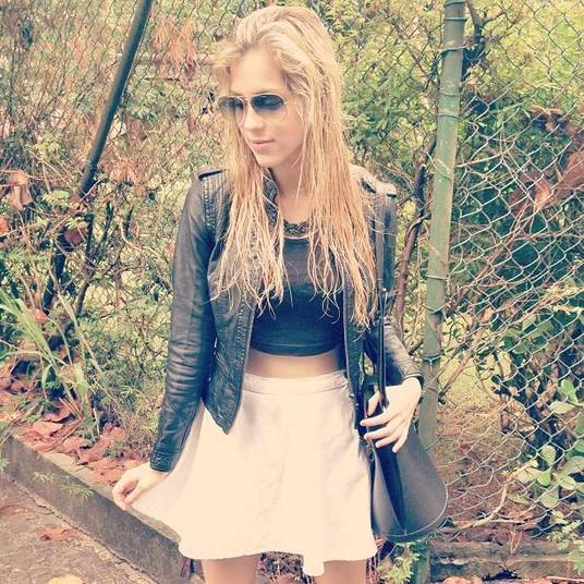 Por fim, uma foto da atriz com o cabelo molhado. Todo mundo entende que hoje em dia a correria acaba com qualquer um, mas se é para fazer um post de moda, o que se espera é o mínimo de produção. Pois bem, Sophia esqueceu o secador dessa vez