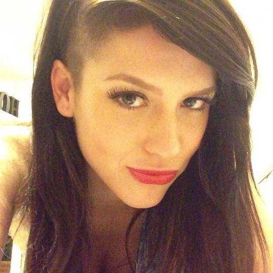 Outro look de Sophia Abrahão que assustou os fãs foi esse! Quando começou a namorar Fiuk, a gata teen raspou a lateral do cabelo, deixando de lado o seu jeito menininha. Não combinou em nada com o estilo chique e descolado de Sophia, tanto que a atriz abandonou o novo corte rapidamente