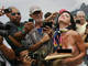 A cineasta disse que costuma fazer topless normalmente no exterior, como em Cuba ou na França. Leia mais